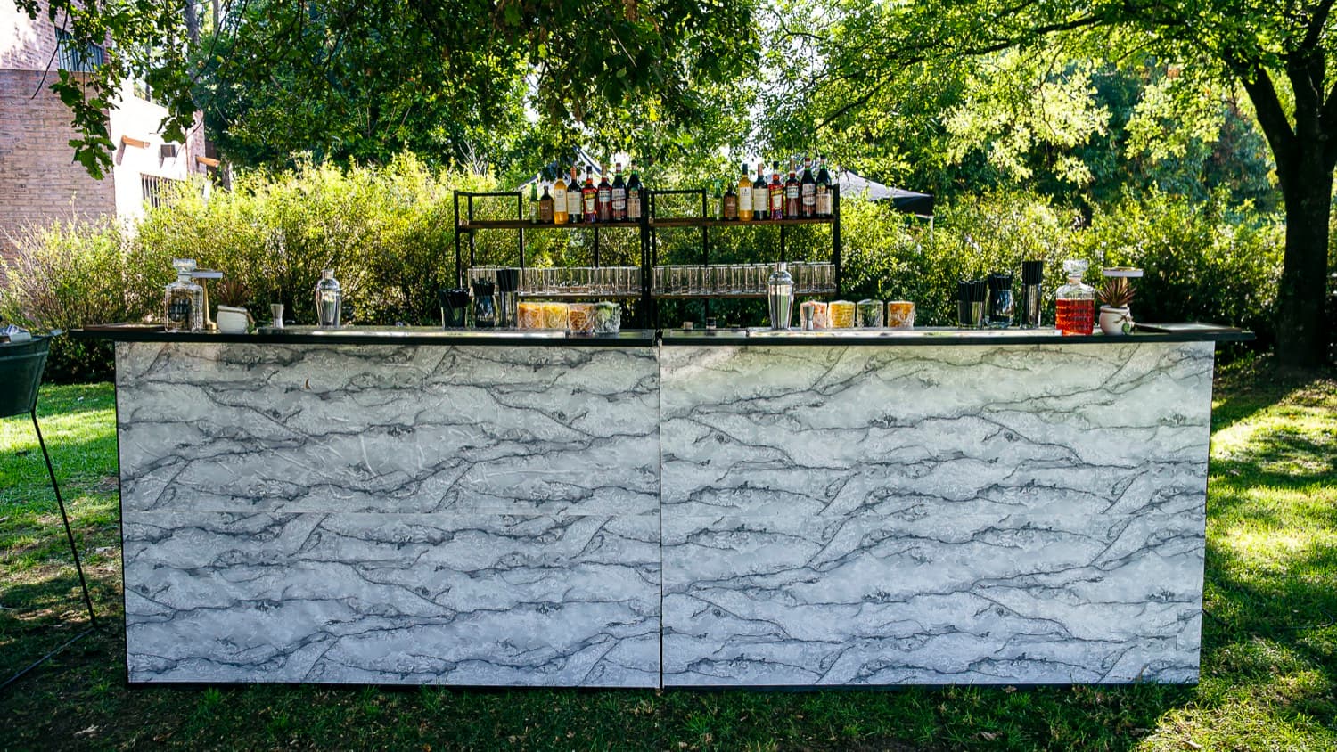 Barra de tragos montada en un jardín