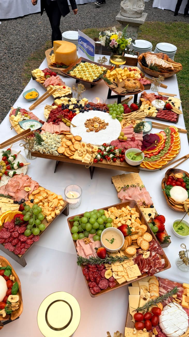 Mesa de quesos y fiambres en la Embajada de Uruguay