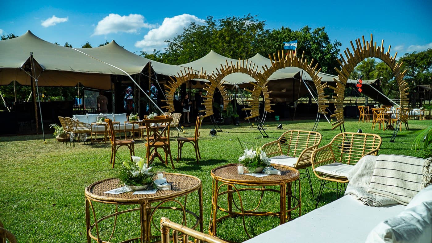 Living de exterior y carpas para la recepción